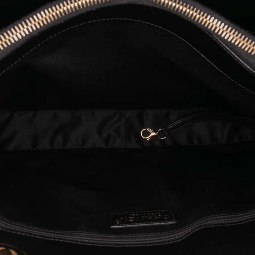 Chanel Caviar Grand Shopping Tote Black Leather Good condition - Model View