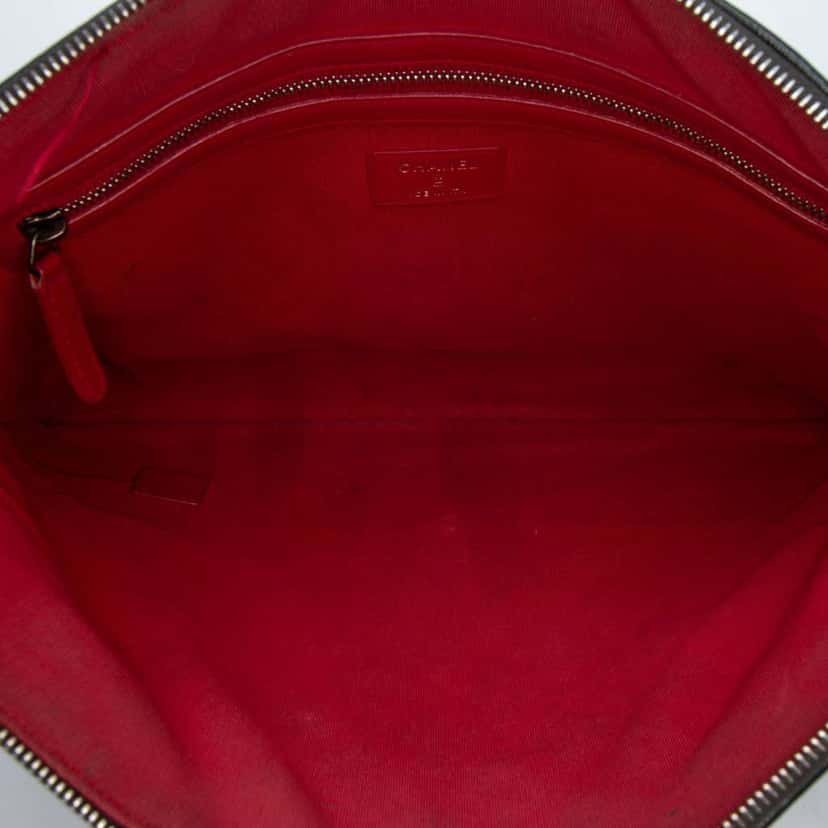 Chanel Large Aged Calfskin Gabrielle O Case Clutch Black Leather Good condition - Model View