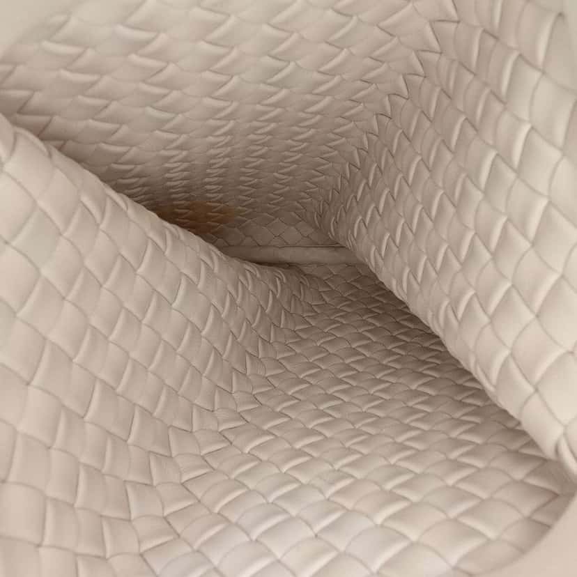 Bottega Veneta Lambskin Padded Intreccio Crisscross Clutch White Leather Good condition - Model View