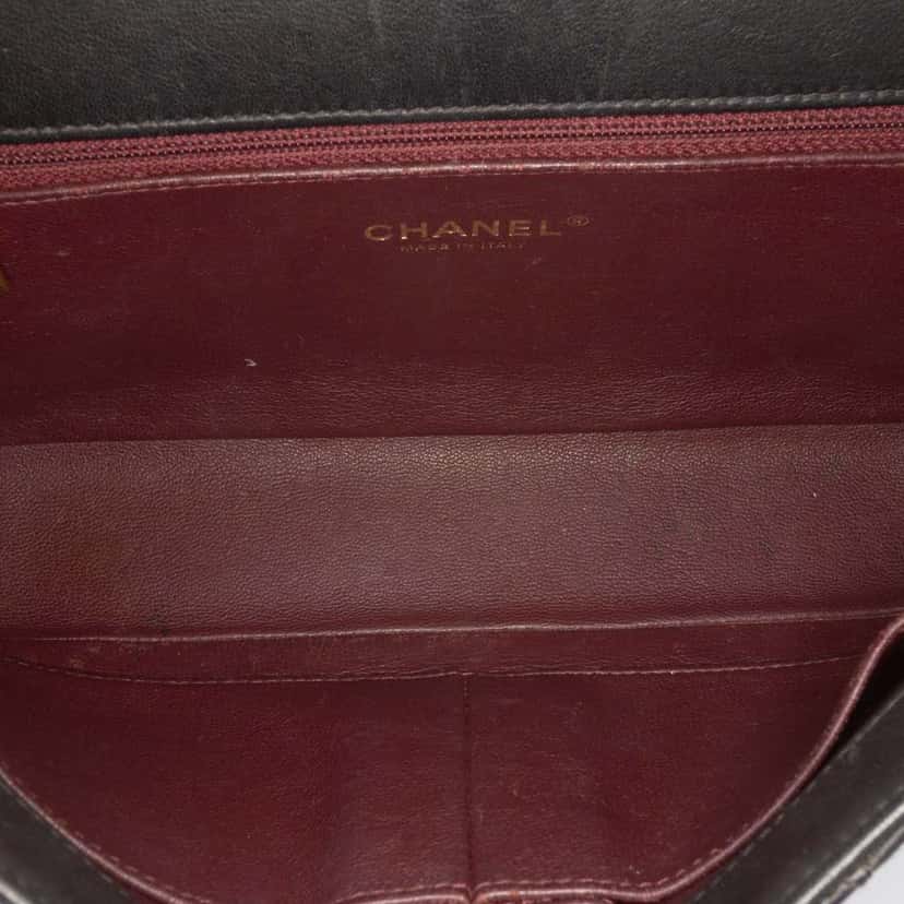 Chanel Medium Caviar CC Filigree Flap Black Leather Good condition - Model View