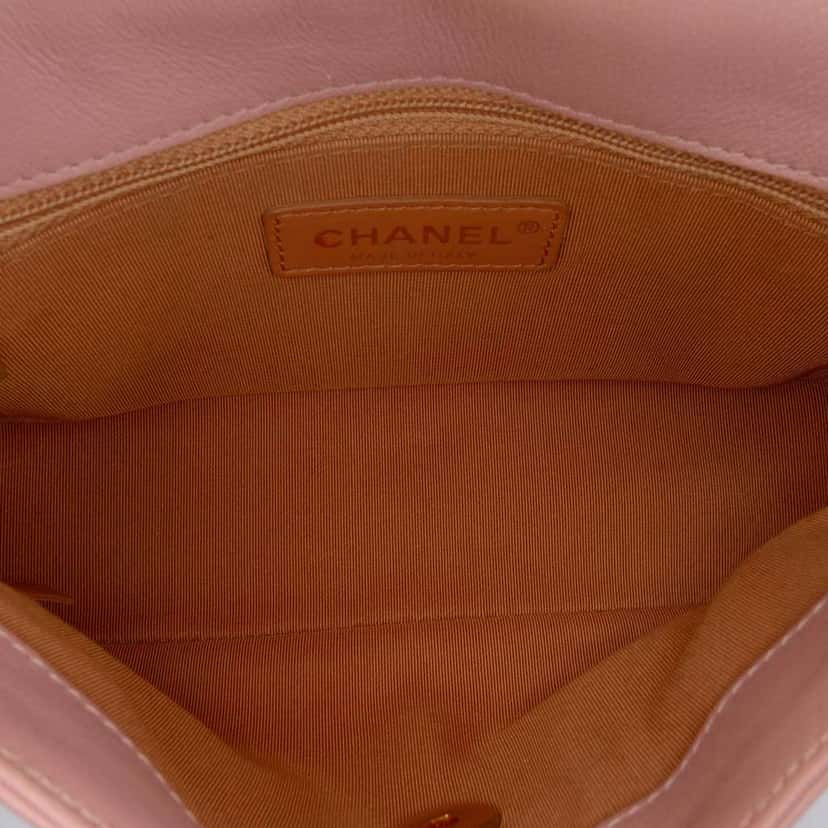 Chanel Quilted Lambskin Curved Flap Pink Leather Good condition - Model View