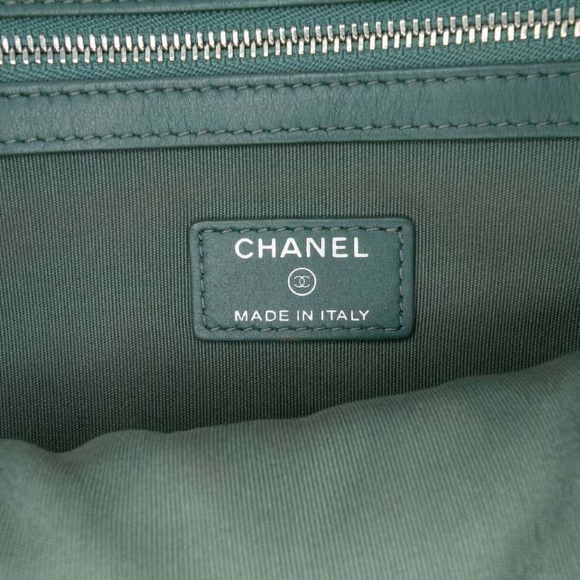 Chanel Large Quilted Caviar O Case Clutch Green Leather Good condition - Box View