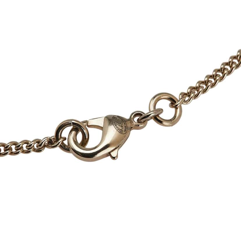 Chanel Gold Plated Resin CC Round Pendant Necklace Gold Metal Good condition - Model View