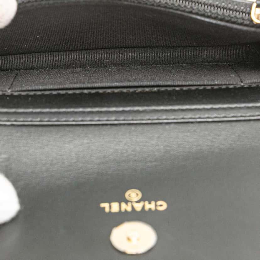 Chanel Quilted Calfskin Maxi Pearls Clutch With Chain Black Leather Good condition - Model View