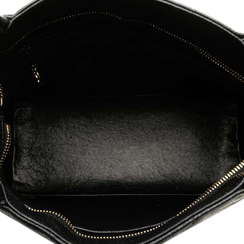 Chanel Caviar Medallion Tote Black Leather Good condition - Model View