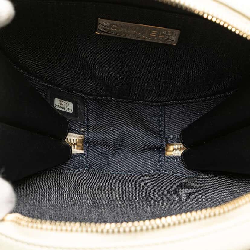 Chanel Crumpled Calfskin En Vogue Round Bag Black Leather Very good condition - Model View