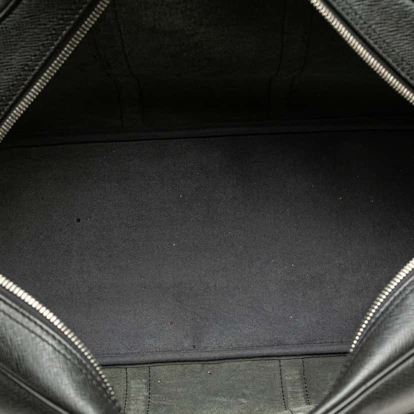Louis Vuitton Taiga Kendall PM Black Leather Good condition - Model View