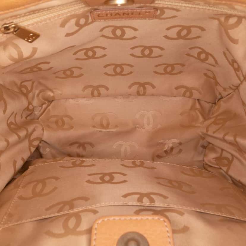 Chanel CC Grained Calfskin Wooden Handle Tote Brown Leather Good condition - Model View