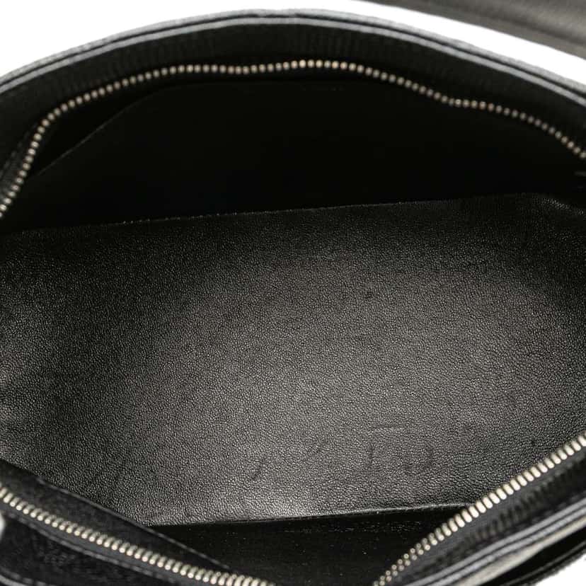 Chanel Caviar Medallion Tote Black Leather Good condition - Model View