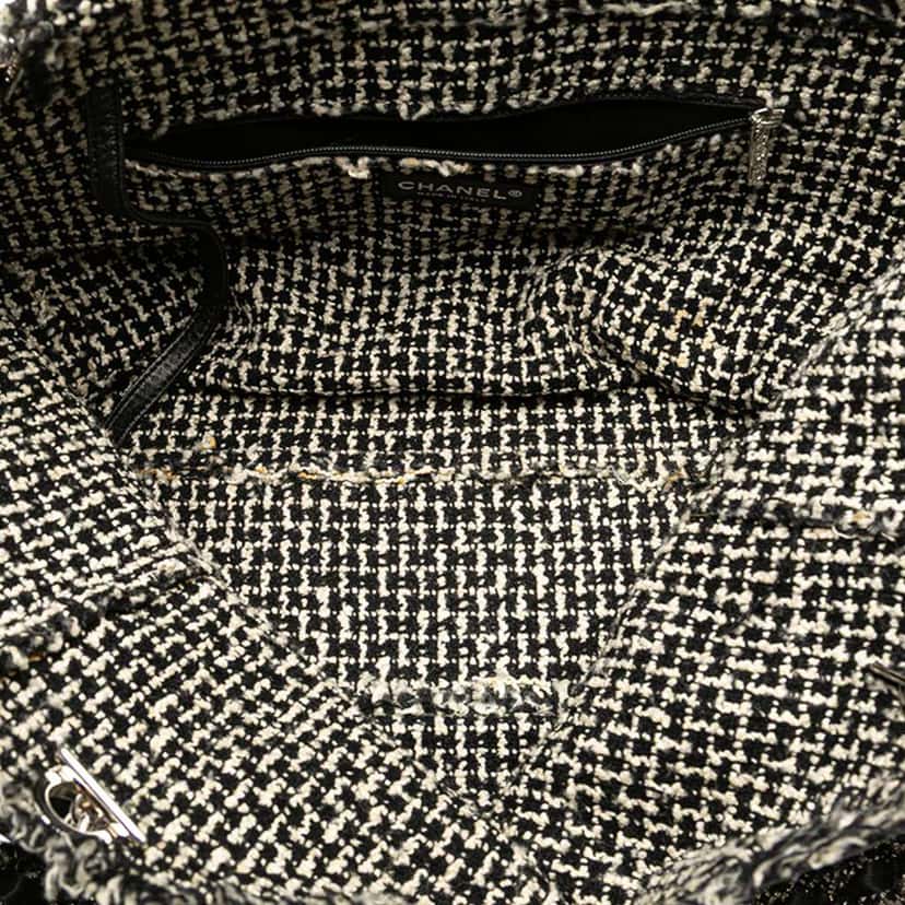Chanel Glazed Calfskin Tweed Tweedy Shopping Tote Black Leather Good condition - Model View