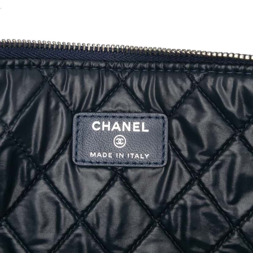 Chanel Large Quilted Lambskin O Case Clutch Blue Leather Good condition - Box View