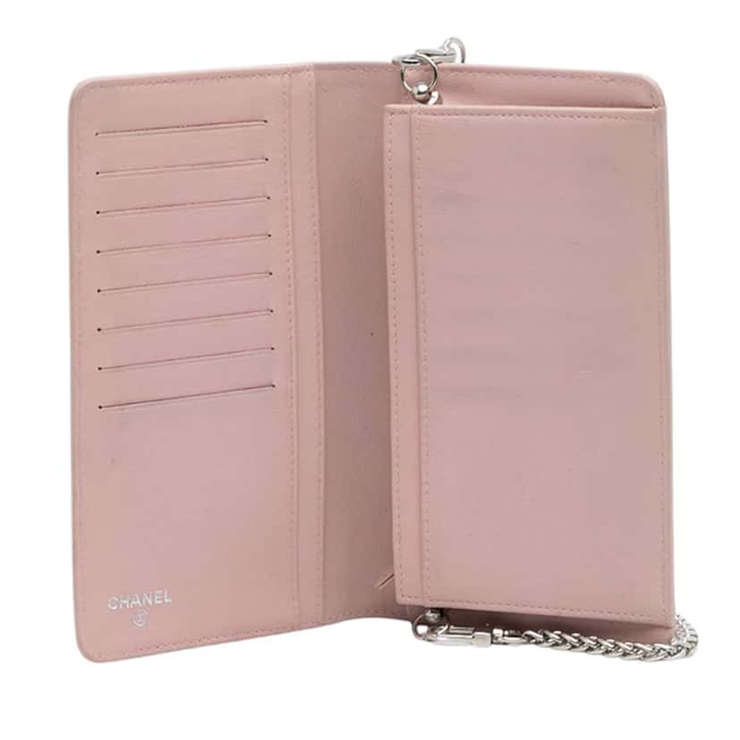 Chanel CC Caviar Wallet On Chain Pink Leather Good condition - Model View