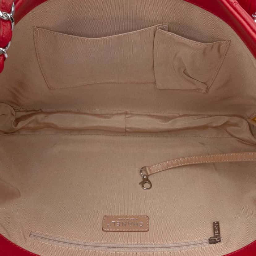 Chanel Quilted Caviar Expandable Zip Tote Red Leather Good condition - Model View