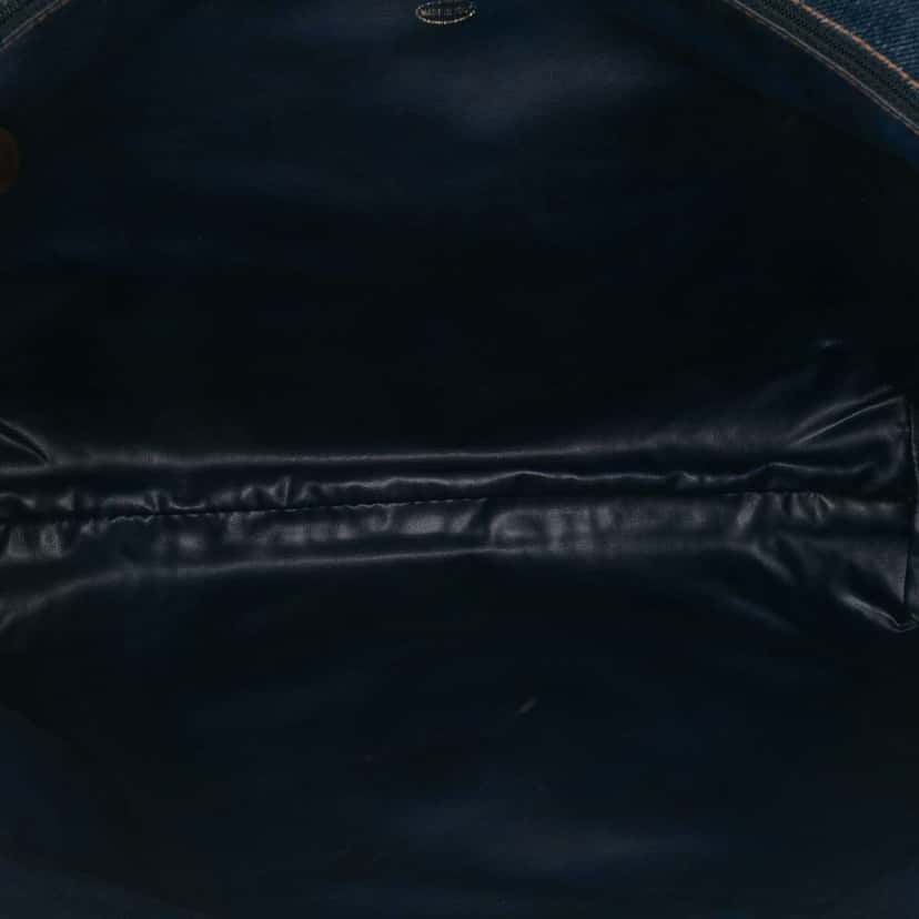 Chanel CC Denim Chain Tote Blue Denim Very good condition - Model View