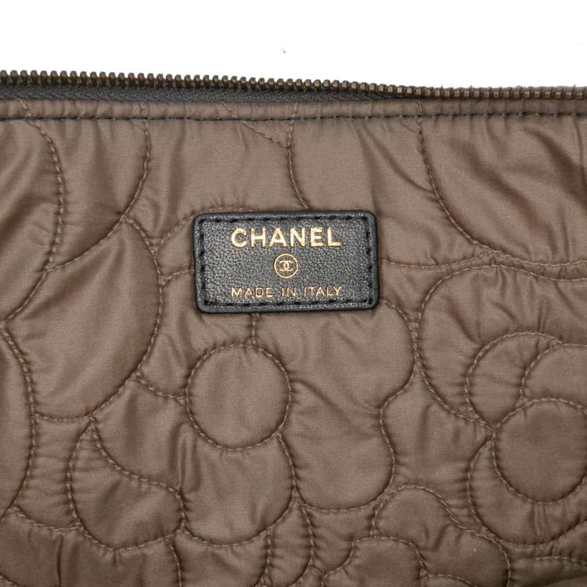 Chanel Large CC Embossed Lambskin Camellia O Case Clutch Black Leather Good condition - Box View