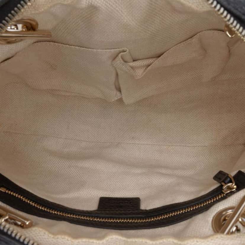 Gucci Pebbled Leather Soho Chain Zip Shoulder Bag Black Leather Good condition - Model View