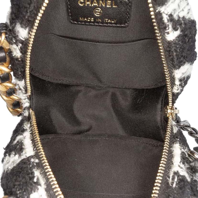 Chanel Tweed 19 Round Clutch with Chain and Coin Purse White Tweed Very good condition - Model View