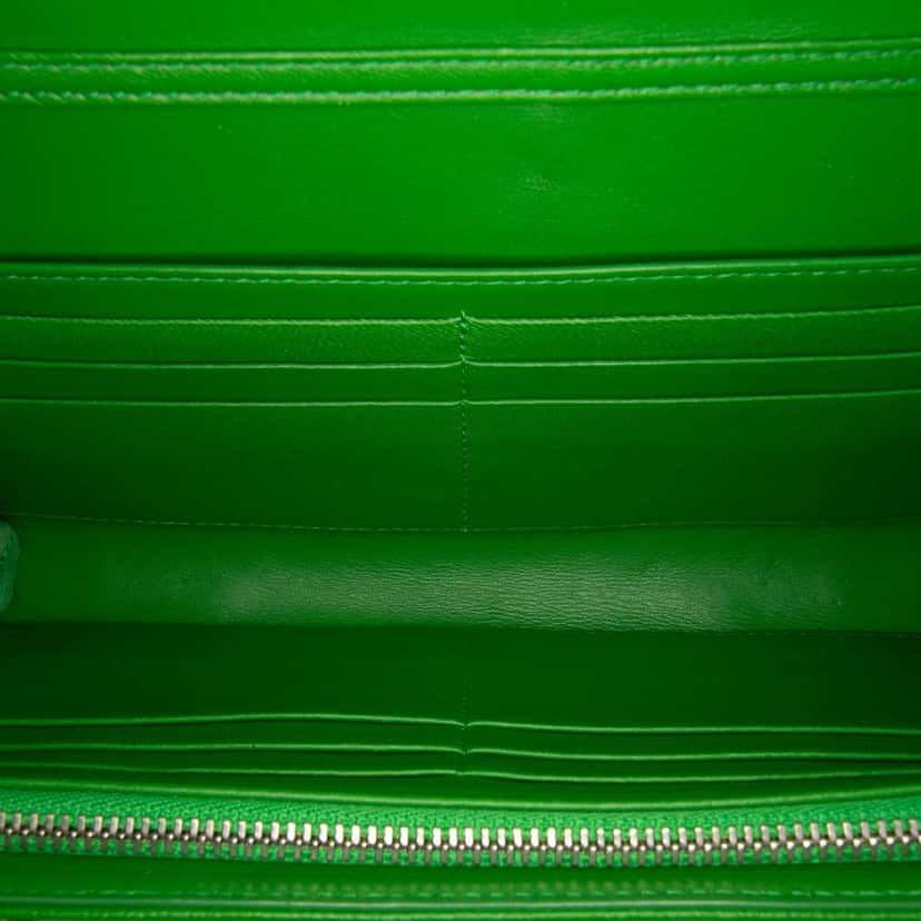 Dior Grained Calfskin Diorama Croisiere Wallet on Chain Green Leather Good condition - Model View