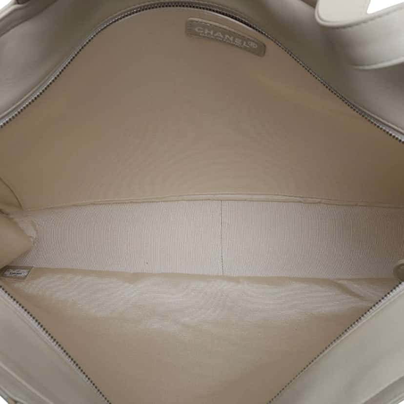 Chanel Lambskin Embossed CC Camellia Tote Brown Leather Very good condition - Model View