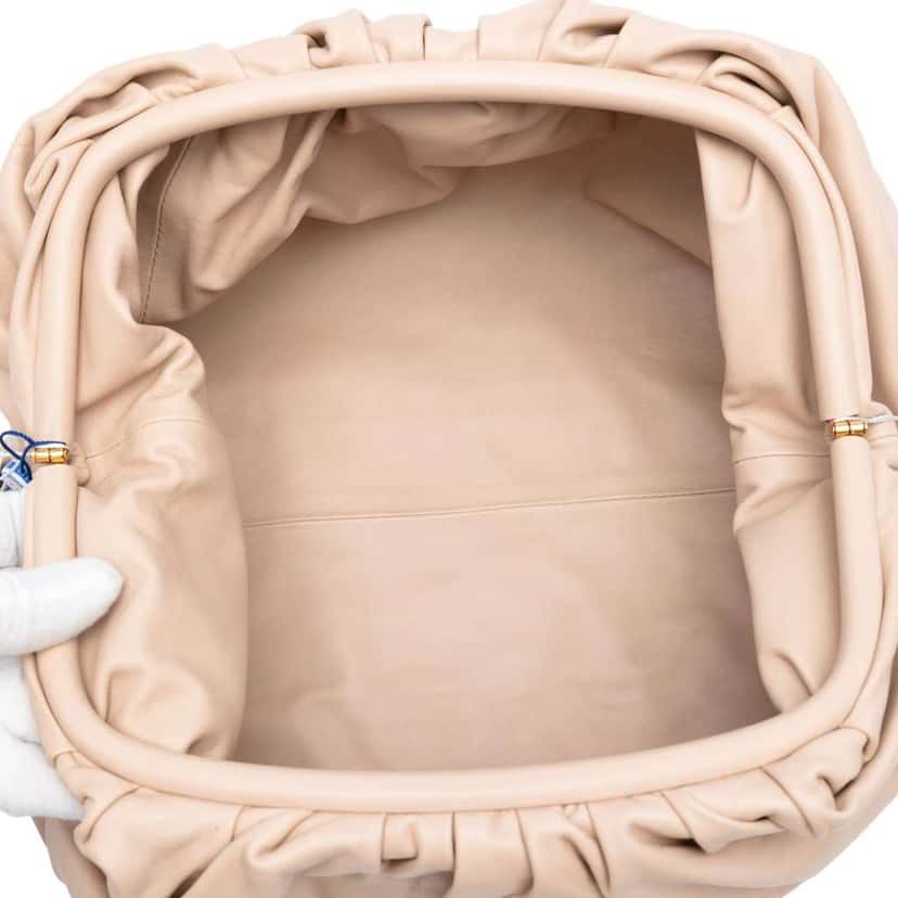 Bottega Veneta Lambskin The Pouch Brown Leather Good condition - Model View