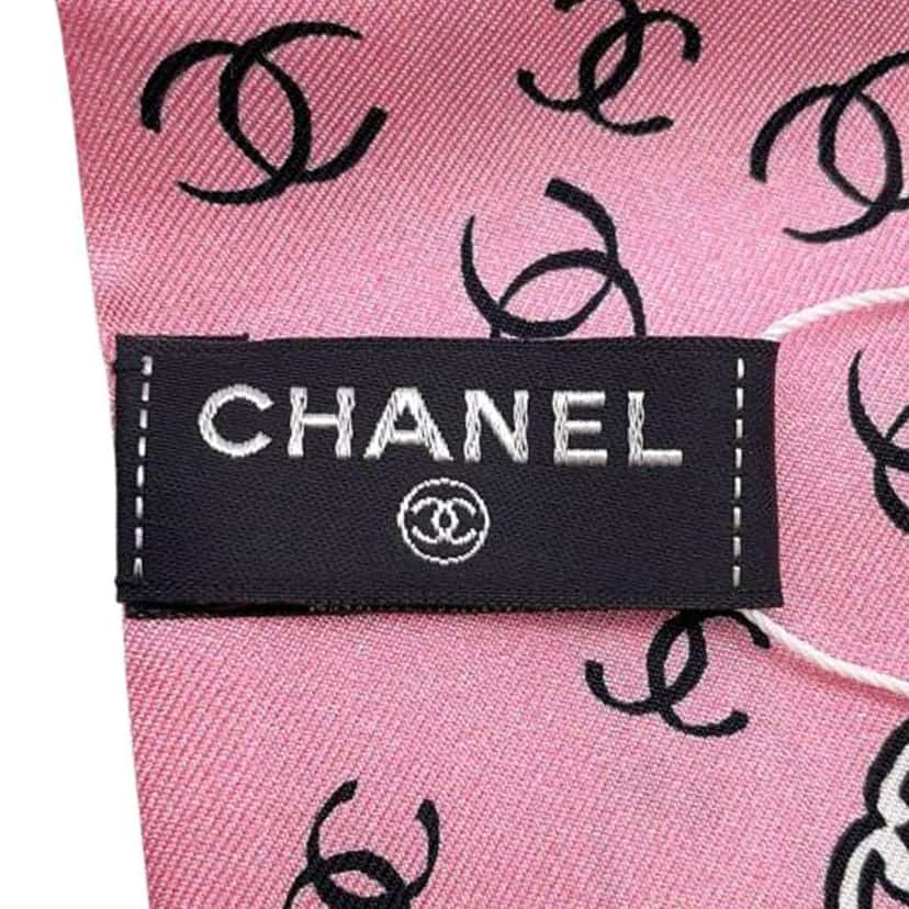Chanel CC Printed Silk Slim Bandeau Scarf Pink Silk Good condition - Model View