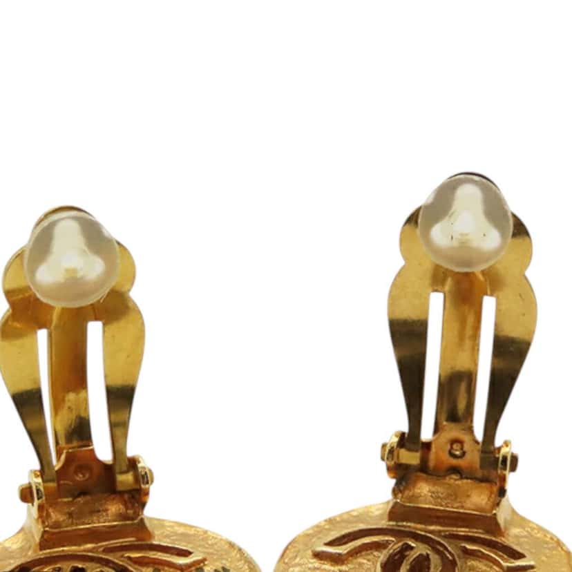 Chanel Gold Plated CC Round Clip-on Earrings Gold Metal Good condition - Model View