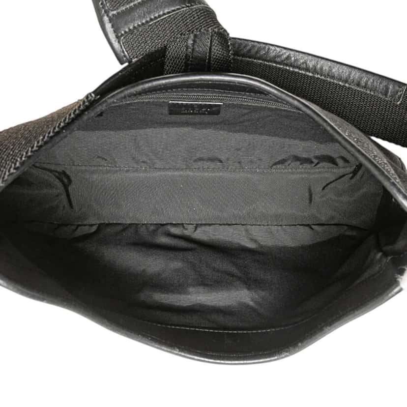 Gucci GG Denim Jackie Shoulder Bag Black Denim Good condition - Model View