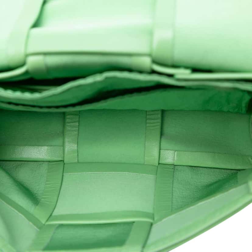 Bottega Veneta Extra Mini Nappa Intrecciato Cassette Crossbody Green Leather Good condition - Model View