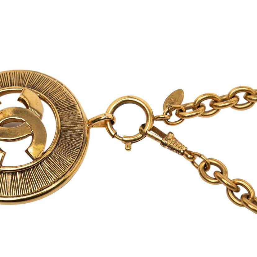Chanel Gold Plated CC Round Pendant Necklace Gold Metal Good condition - Model View