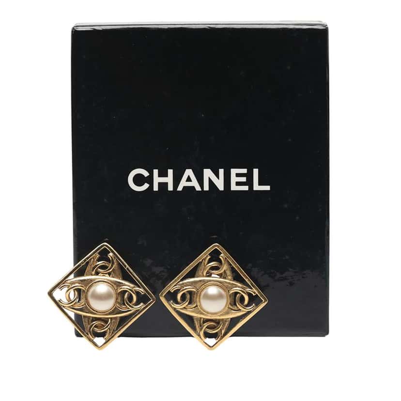 Chanel Gold Plated Faux Pearl CC Diamond Shaped Clip On Earrings Gold Metal Good condition - Model View