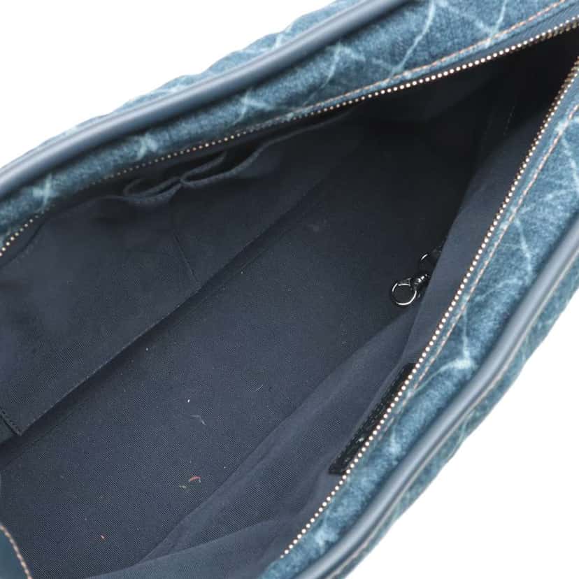 Chanel Large Printed Denim and Calfskin Gabrielle Hobo Blue Denim Good condition - Model View
