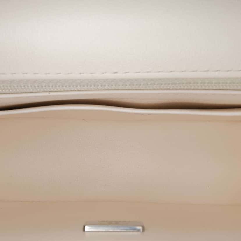 Chanel Small Patent Camellia Single Flap White Leather Very good condition - Model View
