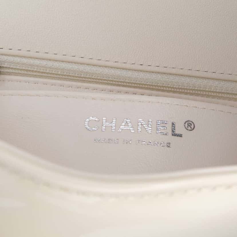 Chanel Small Patent Camellia Single Flap White Leather Very good condition - Box View