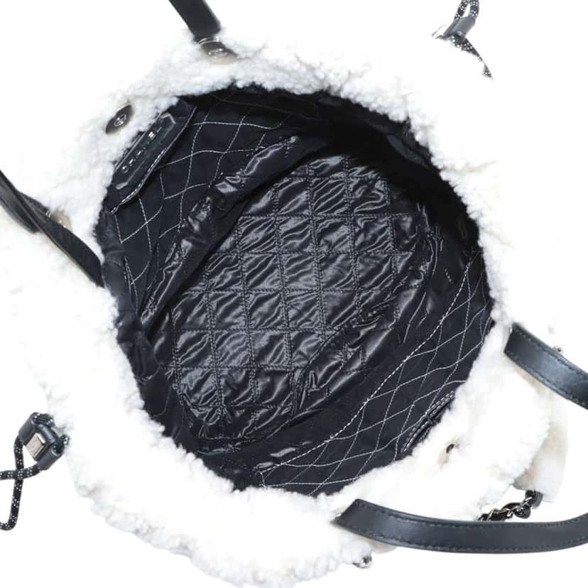 Chanel Shearling Coco Neige Tote White Good condition - Inside View