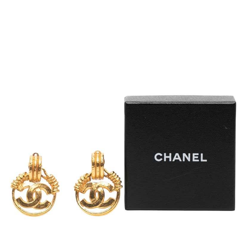 Chanel Gold Plated CC Swing Clip on Earrings Gold Metal Good condition - Model View
