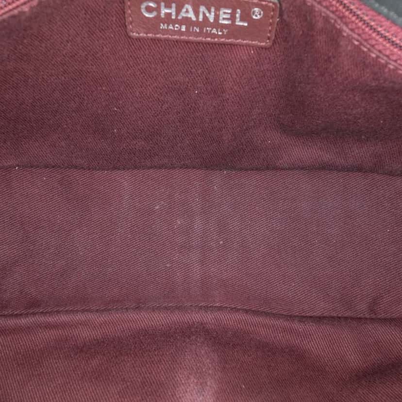 Chanel Medium Iridescent Calfskin In The Mix Flap Green Leather Good condition - Model View