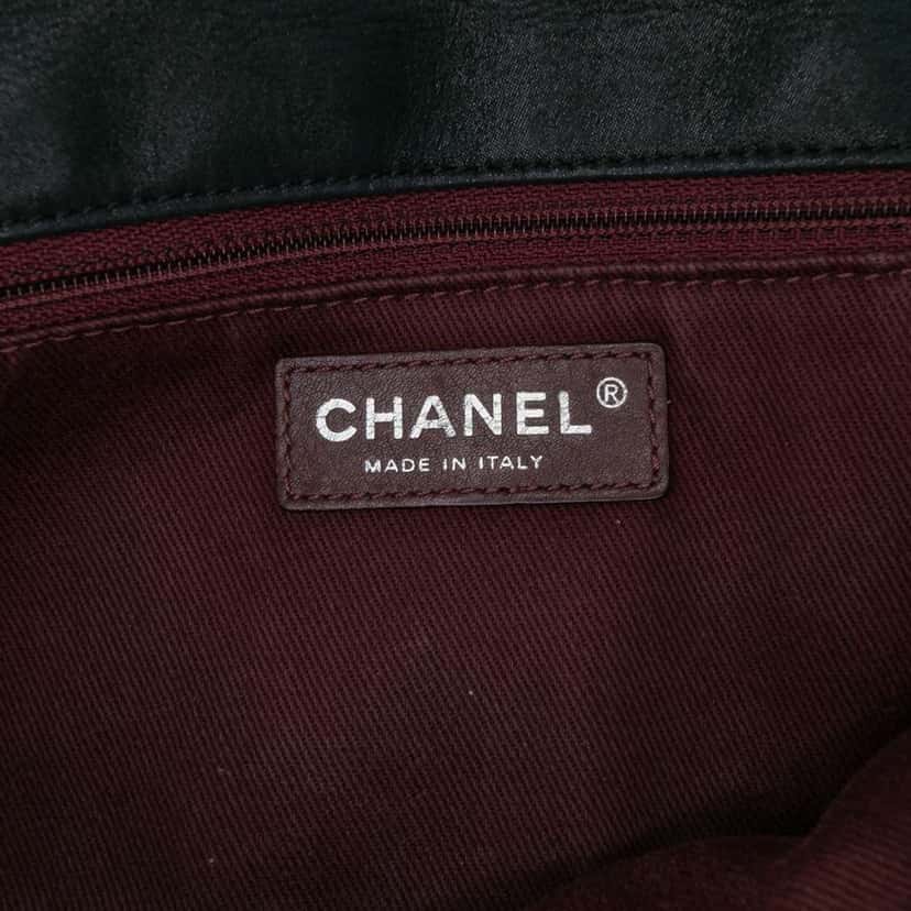 Chanel Medium Iridescent Calfskin In The Mix Flap Green Leather Good condition - Box View