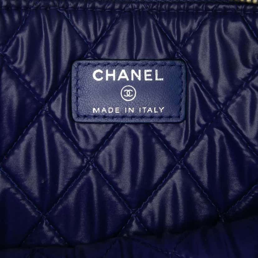 Chanel Medium Quilted Lambskin O Case Clutch Blue Leather Good condition - Box View