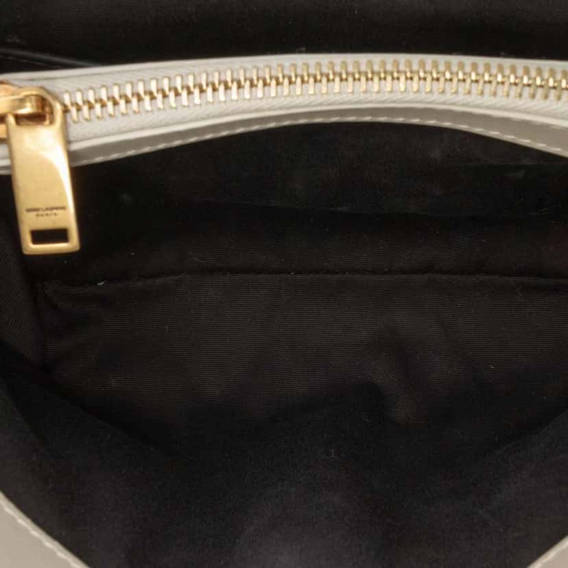 Saint Laurent Small Matelasse Leather Monogram LouLou Shoulder Bag White Leather Good condition - Model View