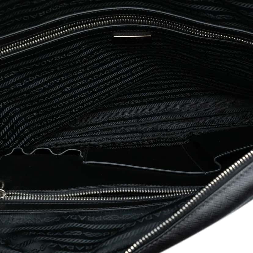 Prada Saffiano Briefcase Black Leather Good condition - Model View