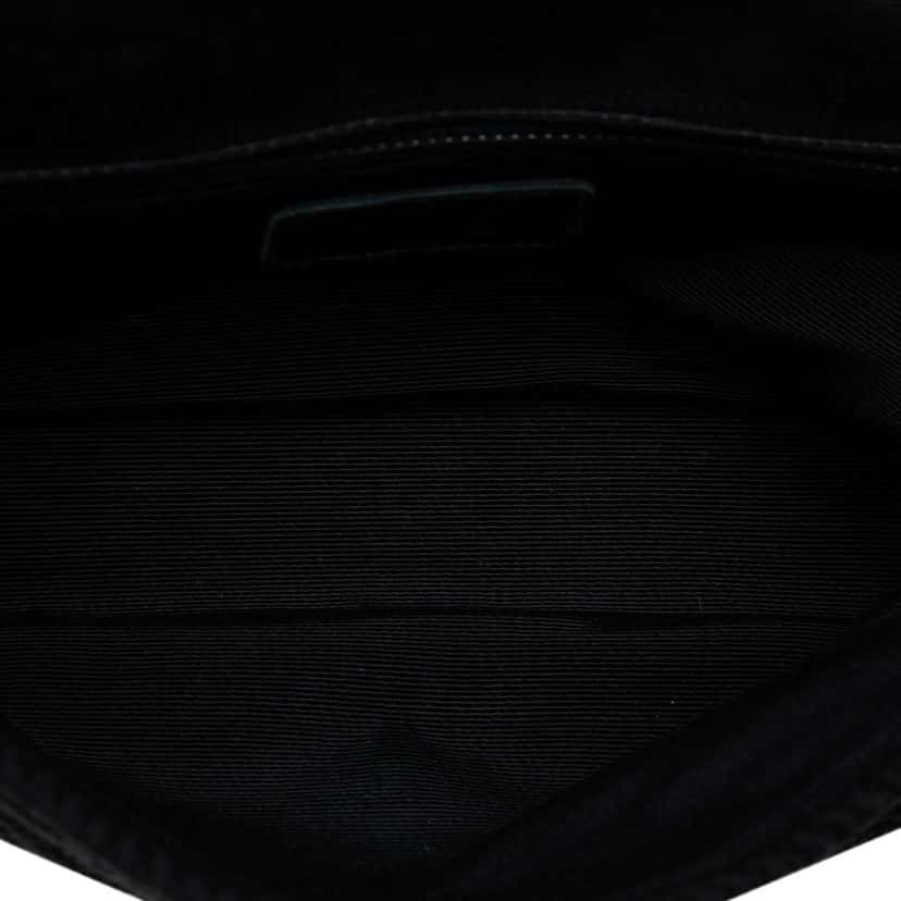 Chanel CC  Medium Woven Crochet Knit Single Flap Black Wool Good condition - Model View