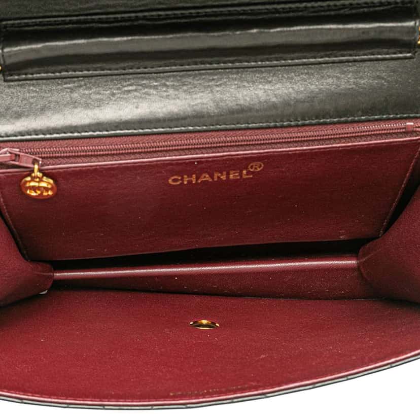 Chanel Medium CC Quilted Lambskin Single Flap Black Leather Good condition - Model View