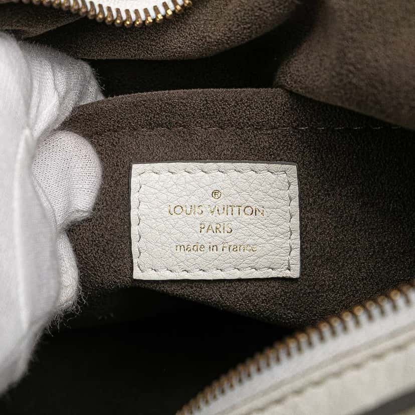 Louis Vuitton Monogram Mahina XS White Leather Good condition - Box View