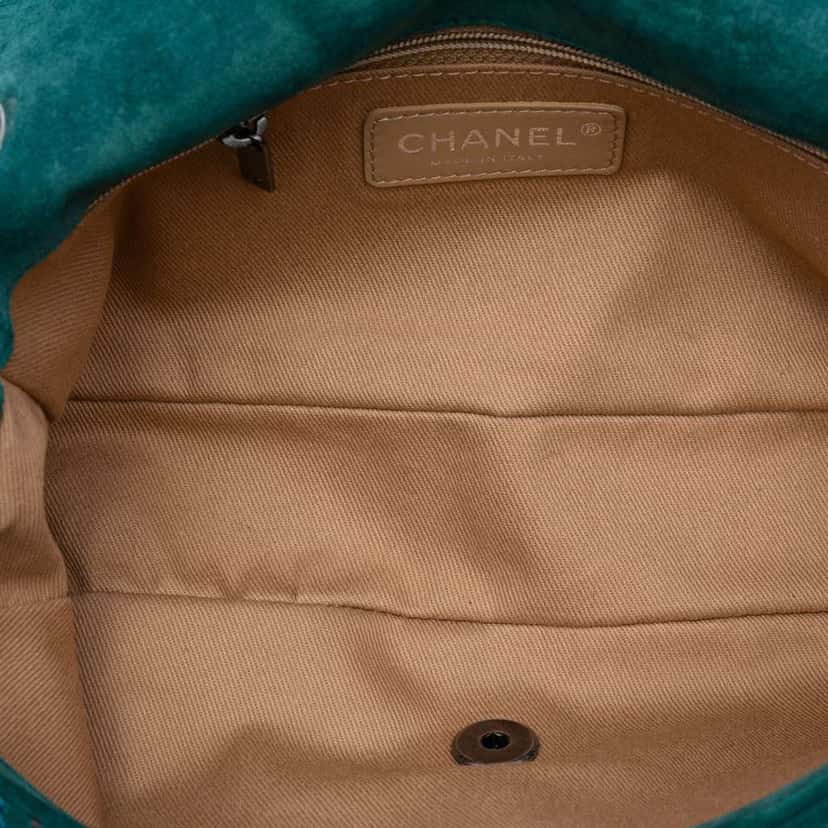 Chanel Paris Edinburgh Medium Stitched Suede Saltire Single Flap Green Leather Good condition - Model View