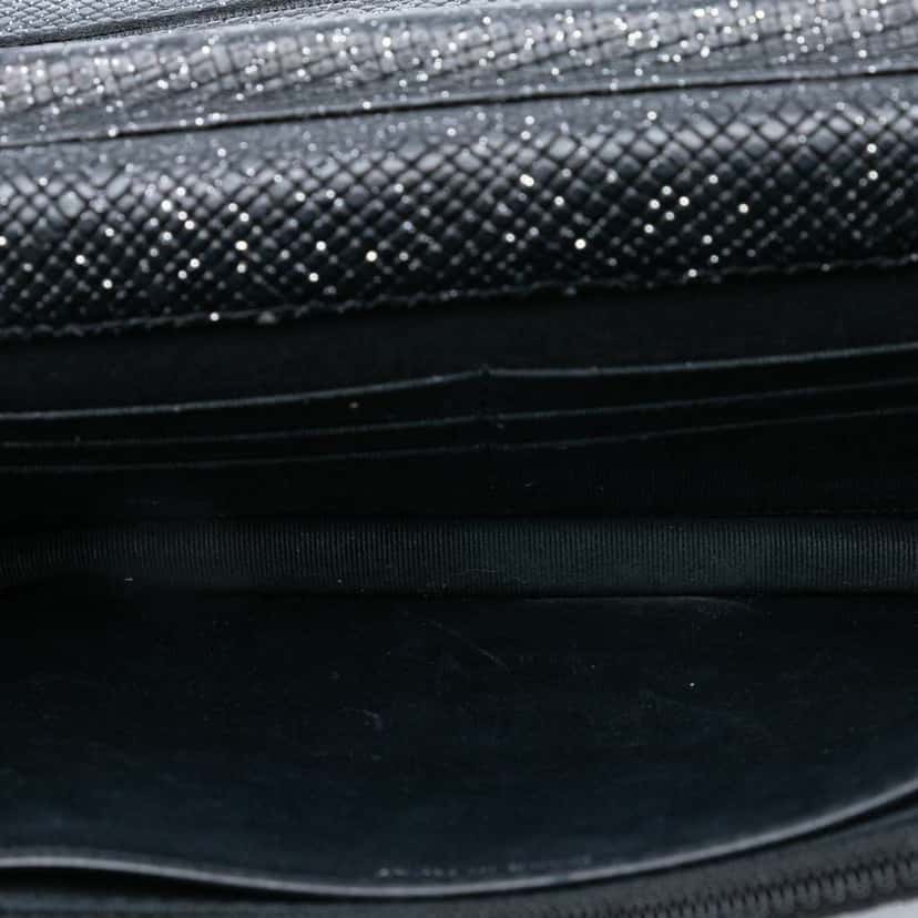 Chanel CC Quilted Glittered Calfskin Wallet On Chain Black Leather Good condition - Model View