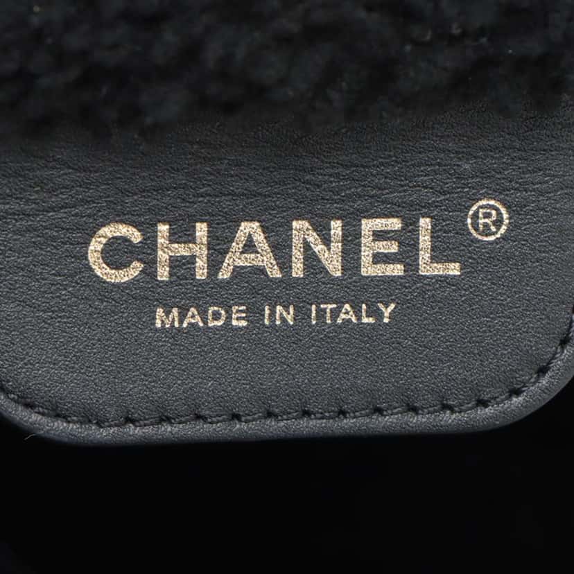 Chanel Small Quilted Aged Lambskin and Shearling 22 Handbag Black Leather Good condition - Box View