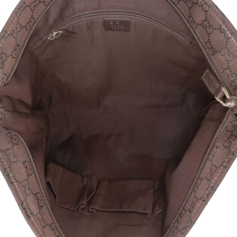 Gucci GG Canvas Crossbody Brown Canvas Good condition - Model View