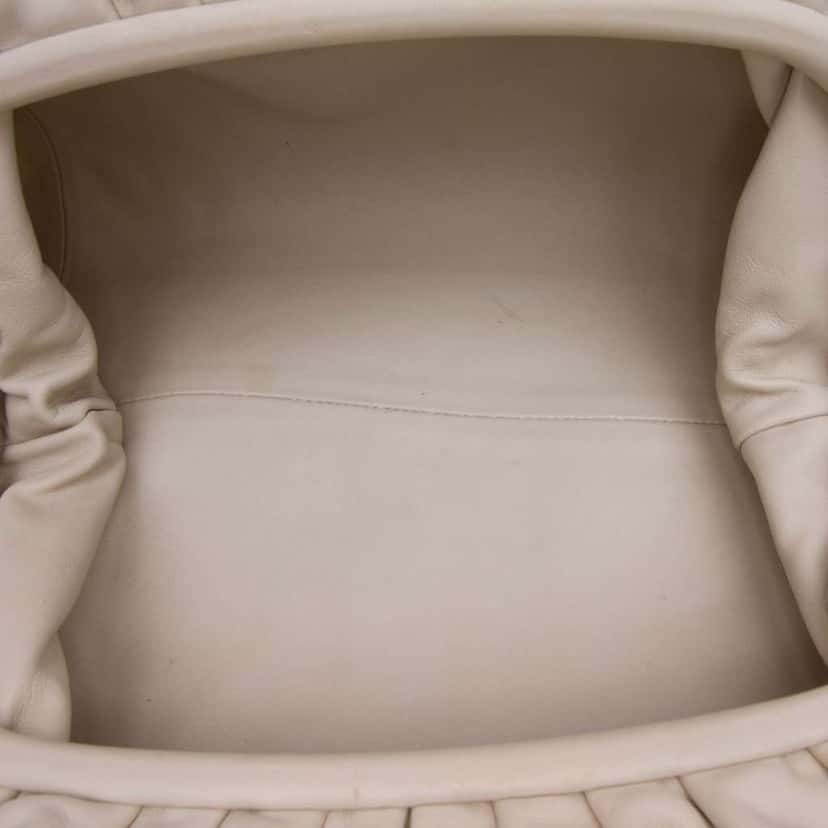 Bottega Veneta Lambskin The Pouch White Leather Good condition - Model View