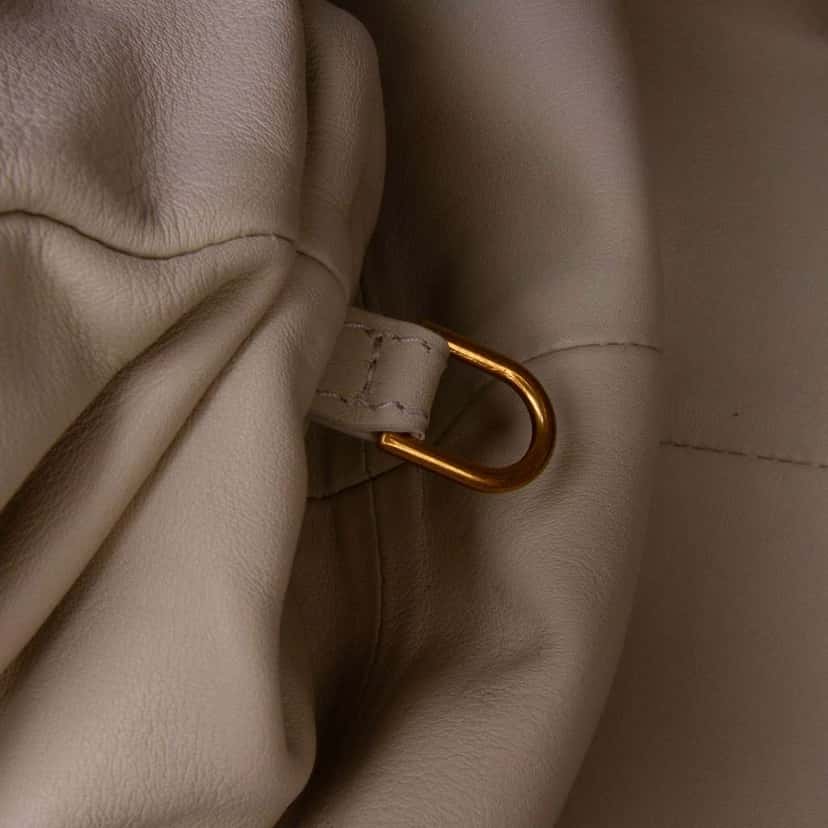 Bottega Veneta Lambskin The Pouch White Leather Good condition - Box View