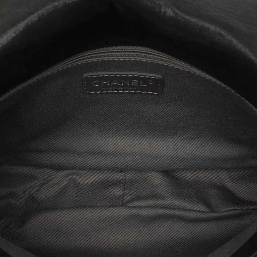 Chanel Iridescent Calfskin East Glint Flap Black Leather Good condition - Model View